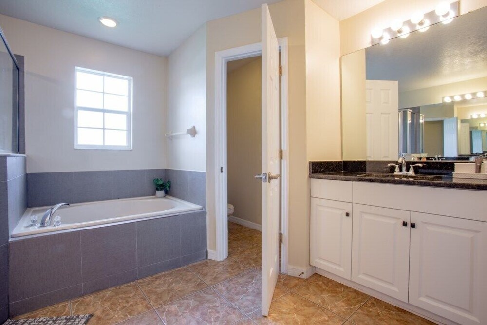 Cheerful 5 bed - 4 Bath Spacious Home
