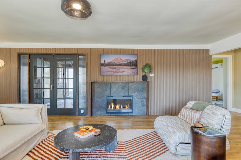 Walk to Beach & Shops Fireplace, Patio Dining & Firepit at Manzanita Ave