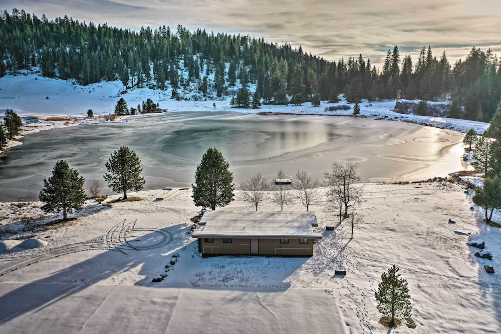Pinecrest Retreat With Fireplace! view 4