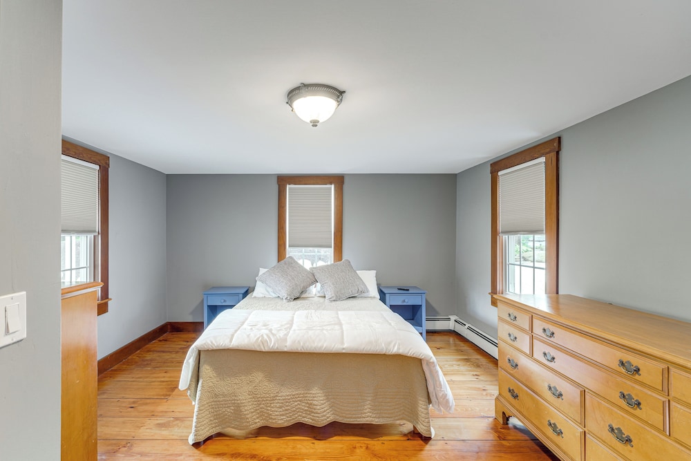 Walk to Memorial Park: Pet-friendly Bethlehem Home view 4