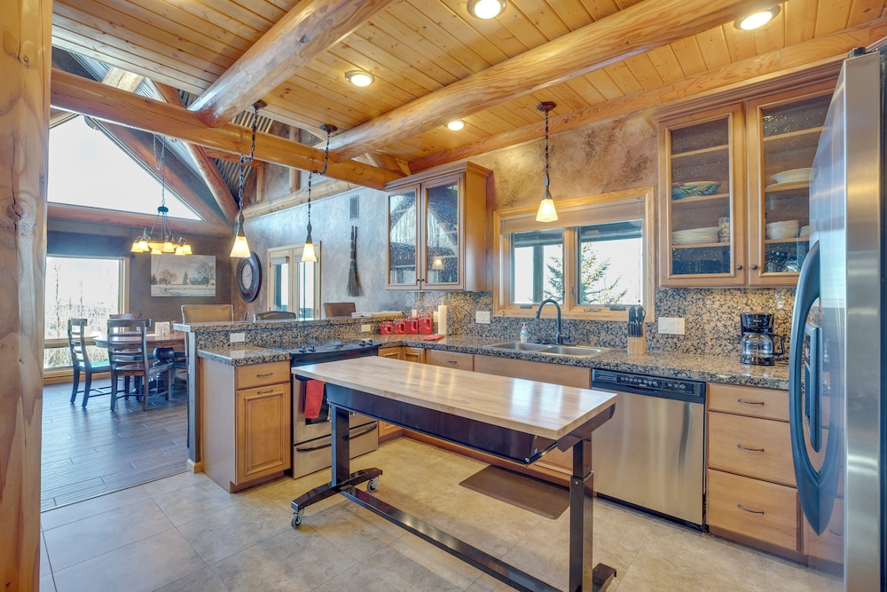 'black Bear Cabin' Near Skiing & Hiking!