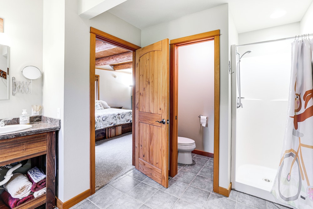 11 Mi to Olympic NP: Port Angeles Retreat w/ Deck