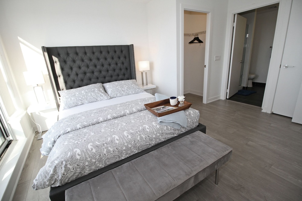 Luxury condos in Entertainment District - Image 3