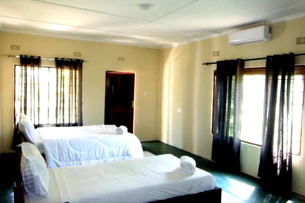 Royal South Luangwa Safaris Lodge