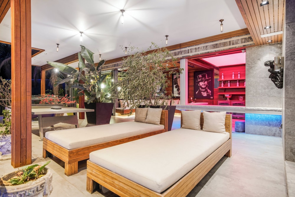 Villa Kaleida - Sleek Modern Sunset Villa With Eclectic Style & Infinity Pool