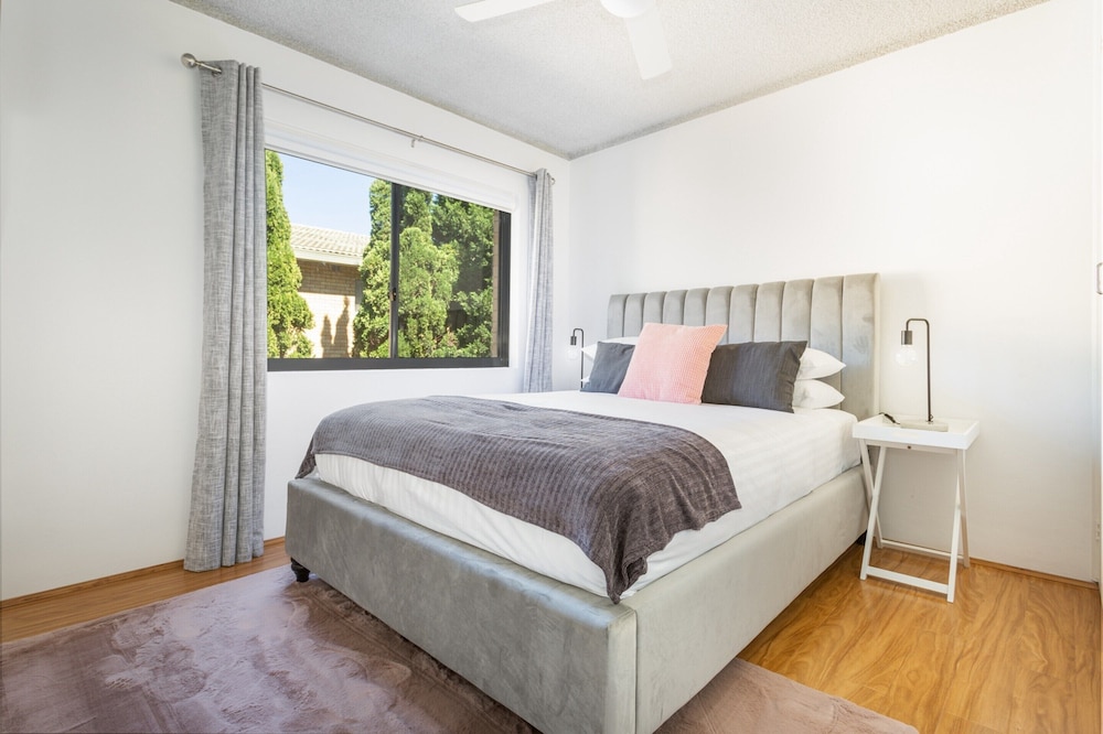 Unit With Balcony, Backyard and Parking Near Shops