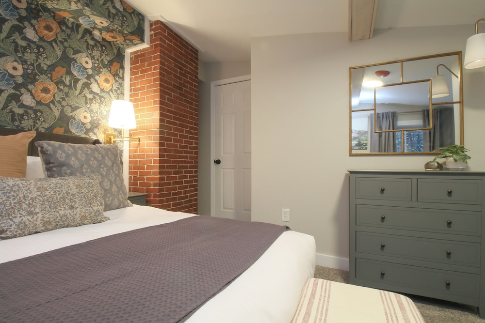 The Aurora Inn & Cottages