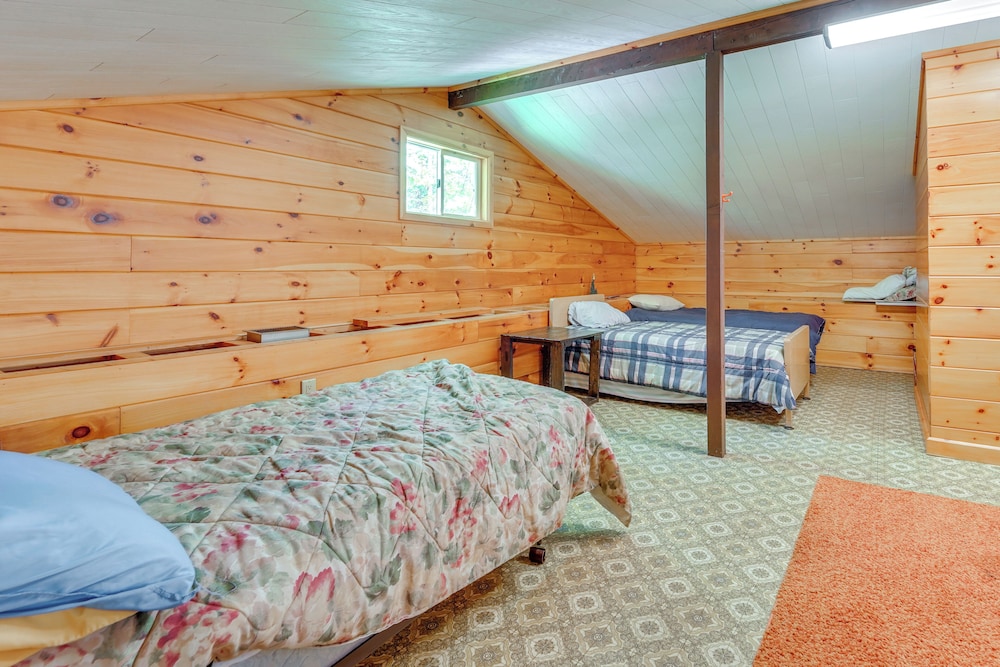 Cabin Comfort Near Psu! Fire Pit & On-site Trails