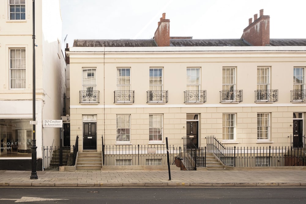 Gorgeous 1 BD in Central Cheltenham