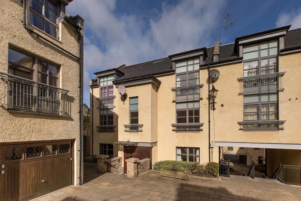 393 Delightful 2 Bedroom Apartment off the Royal Mile With Secure Parking view 5