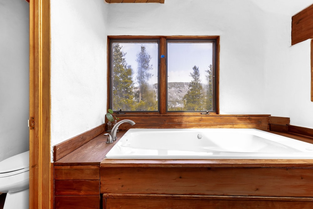 Treehouse by Avantstay Secluded Mountain Cabin w Views Hot Tub Treehouse