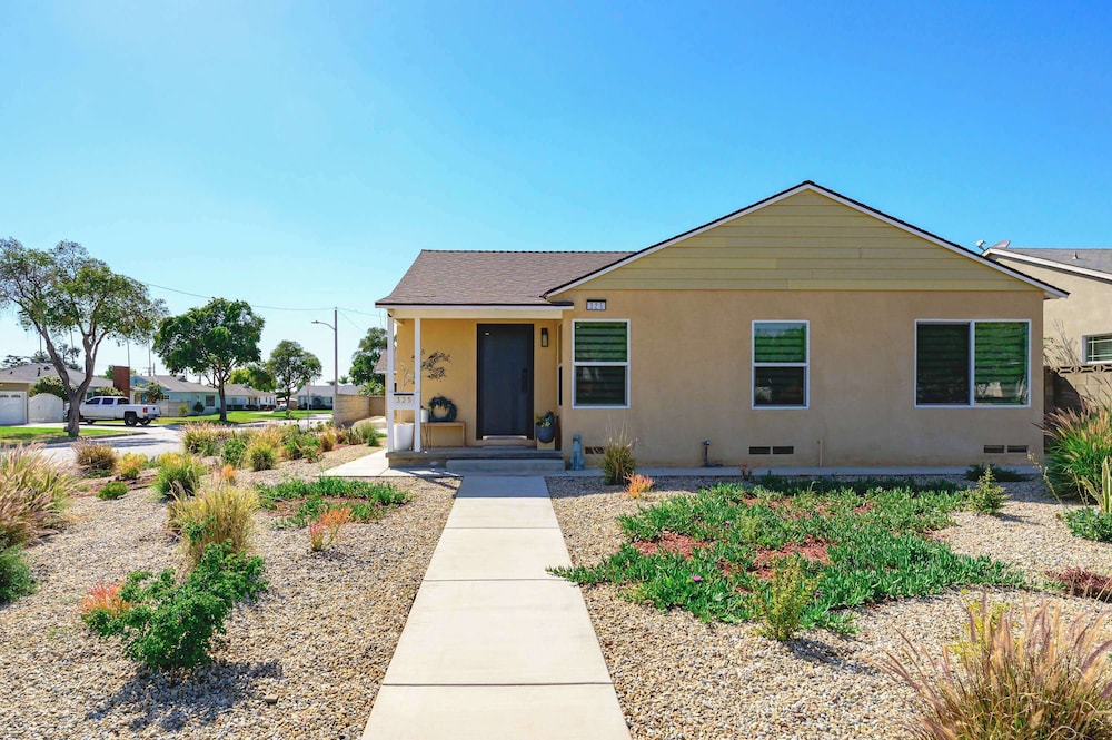Modern New 3B Home Fully Stocked Cozy Sunlight