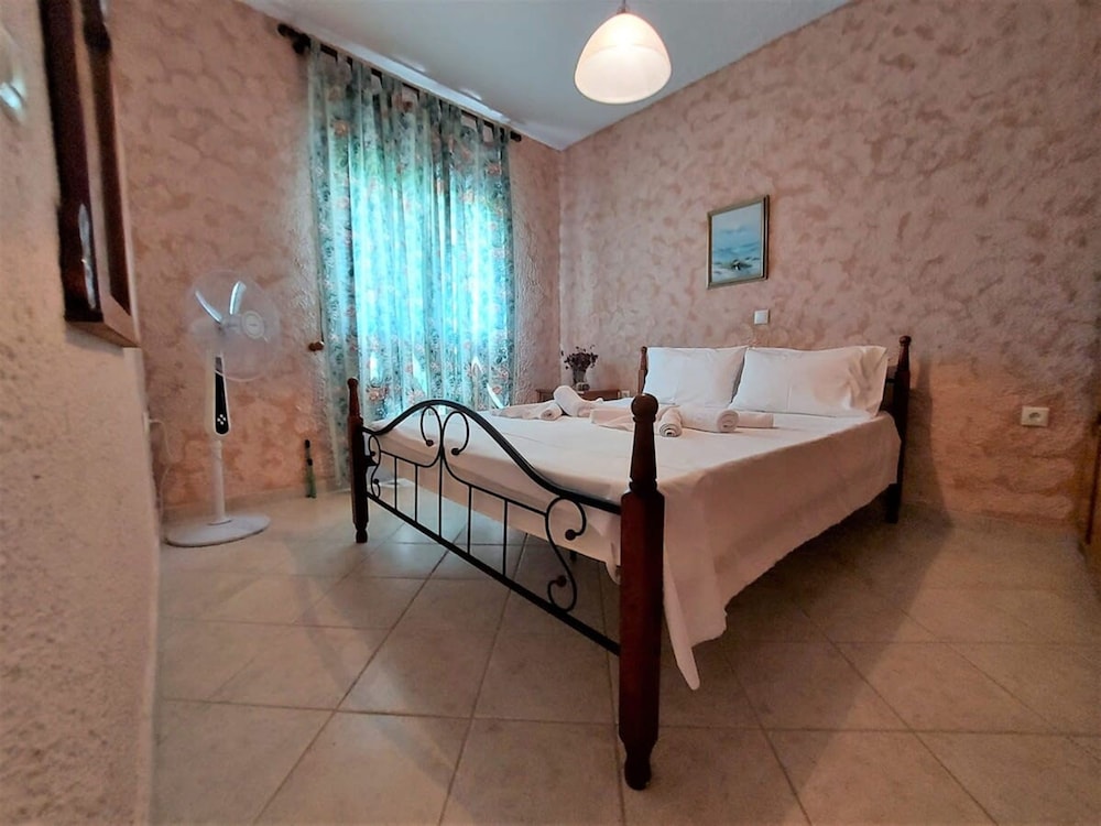 Elani Private Retreat - Villa Anna Garden Escape