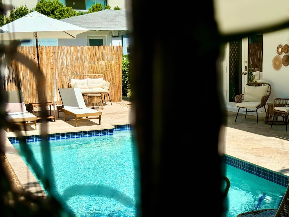 Islands Inn on the Drive - Vista Azul Suite - Queen Bed - A2