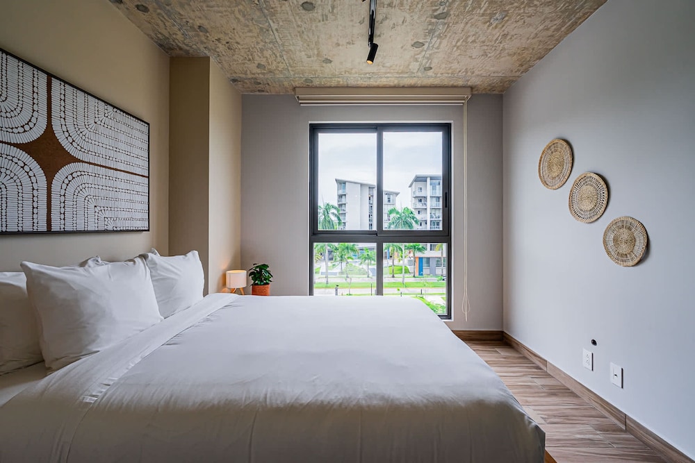 w Modern 2BR w Great Deco in Centriqo