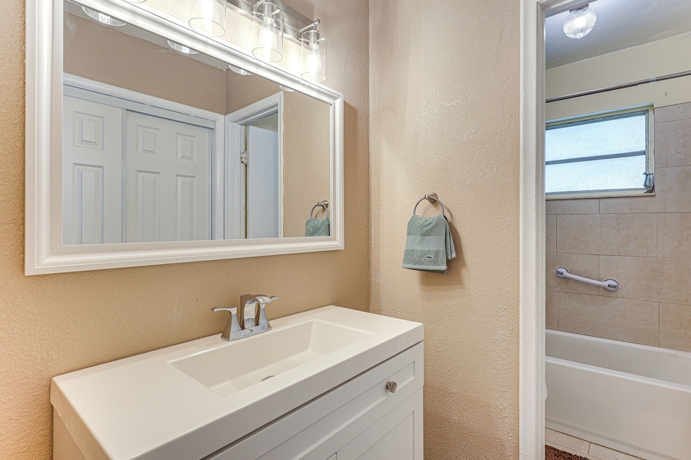11 Mi to South Beach: Home w/ Screened Porch!