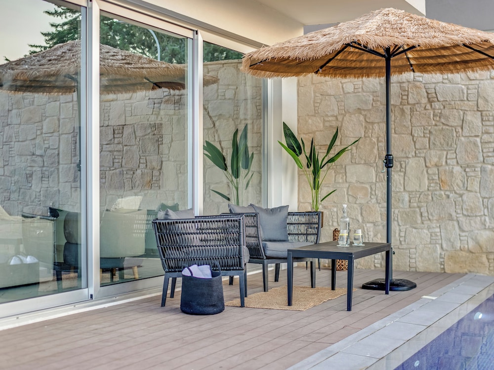 Sanders Mythical Blue - Chic 4 bdr Villa With Pool