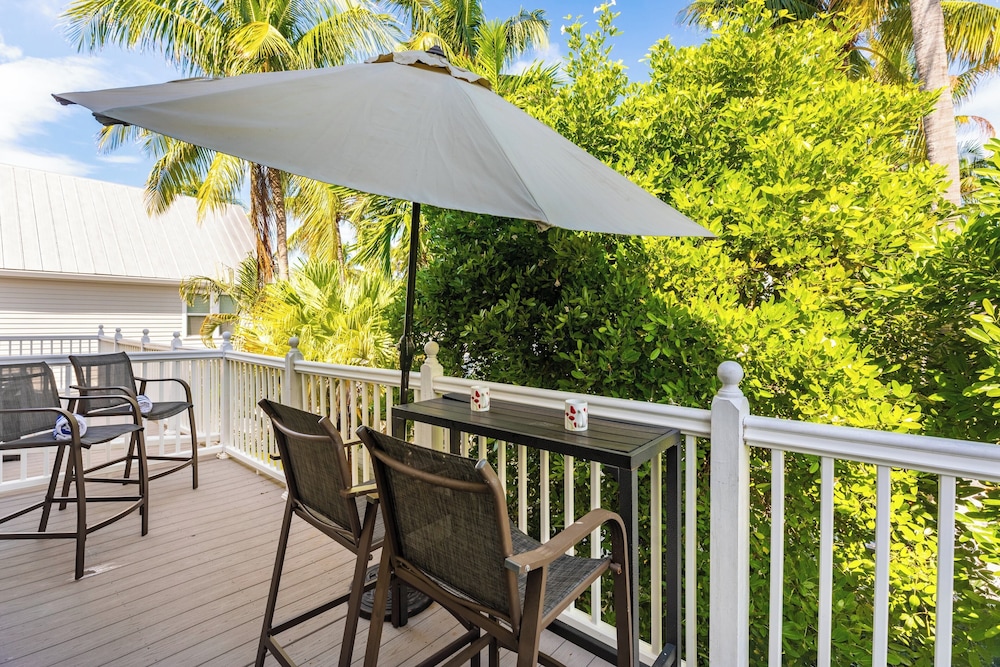 Parrot Perch by Avantstay Old Town Key West w/ Shared Pool Week Long Stays Only
