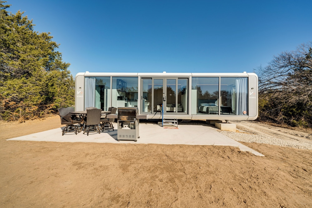 8 Mi to Lake Access: Futuristic Capsule Hideaway!