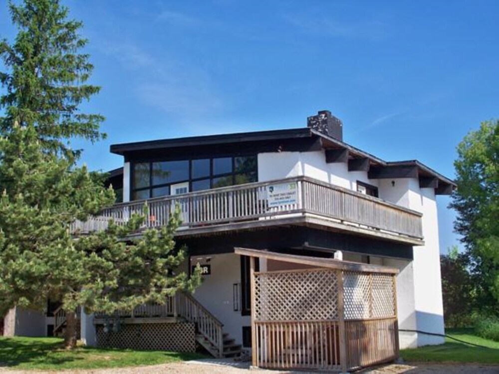 6 bdrm Cottage with Private Beach Access, BBQ, Outdoor Hot Tub, Sauna, Ping Pong Table, Petfriendly
