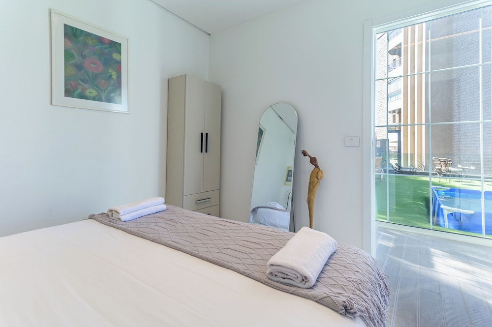 GlassHaus Rooftop 2-BR & Pool in Ghazir