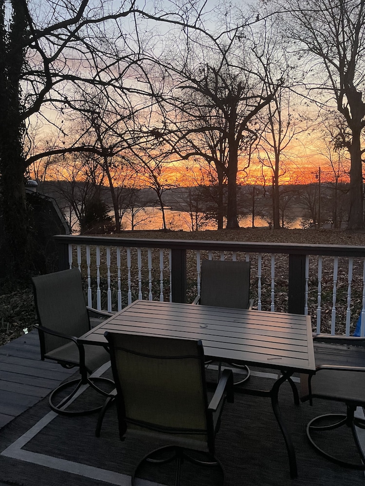 Beautiful Lakeview Chateau With Stunning Views 3 Bedroom Home