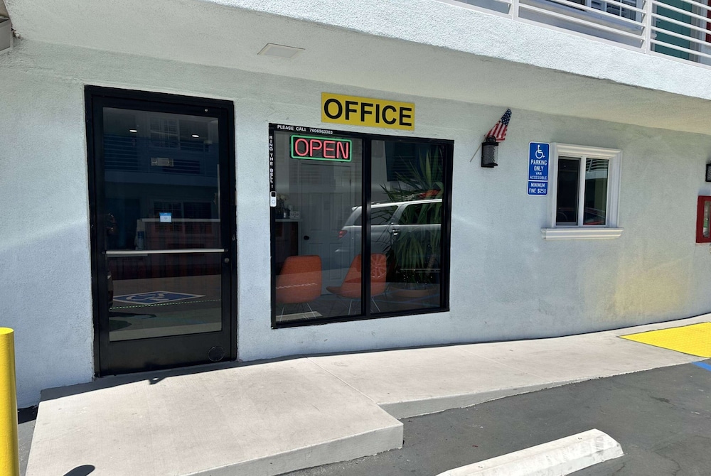 Super 8 by Wyndham Oceanside Downtown