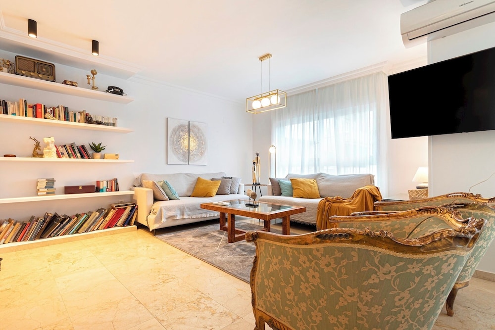 Genteel Home Martinez Campos view 2