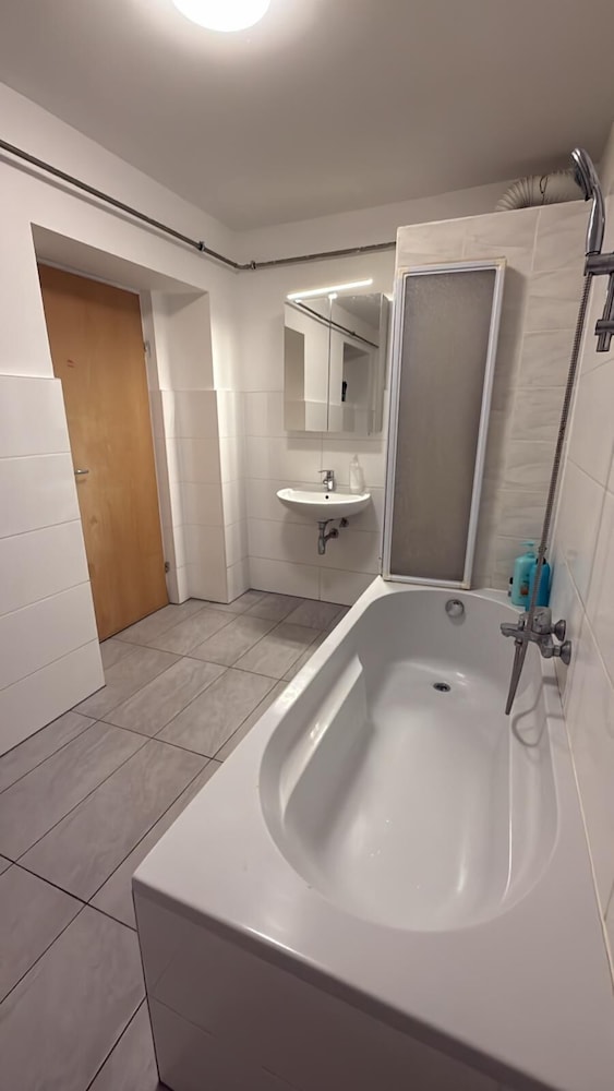 Beautiful 1BR Apartment Near Prater Park