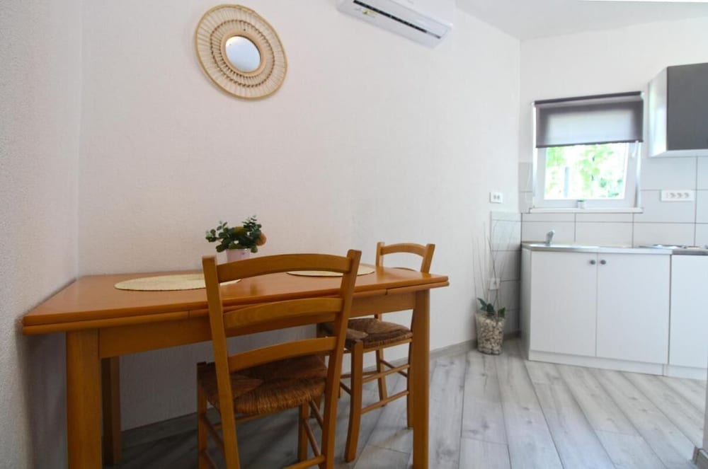 Cozy Apartment With Patio and Parking