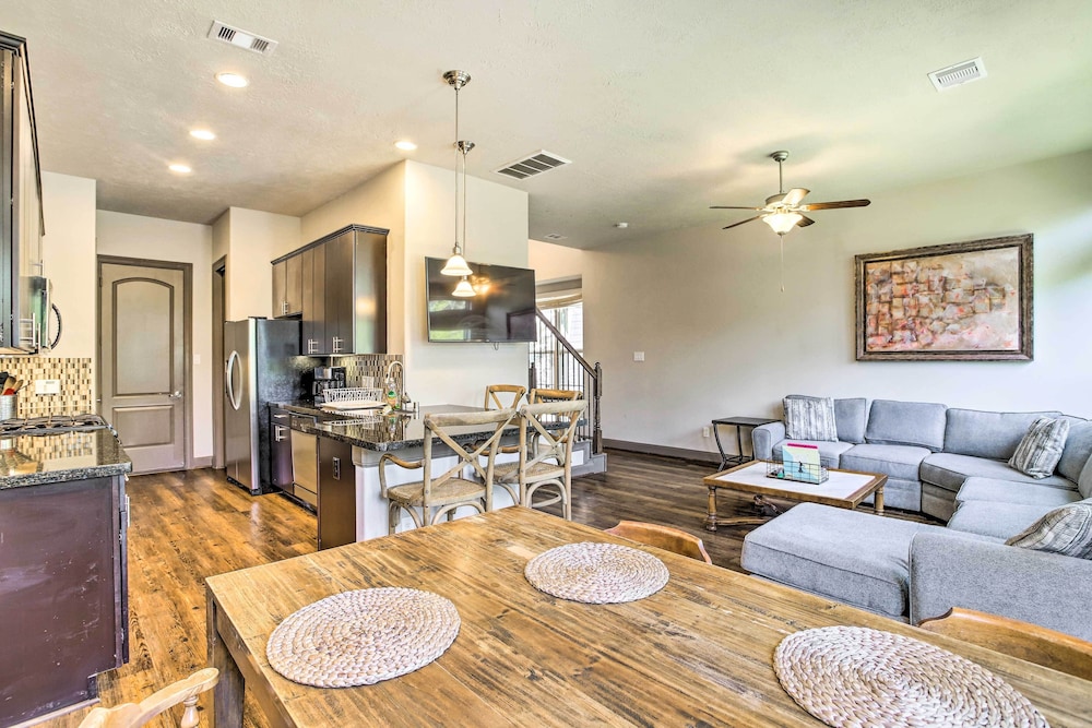 Family-friendly Spring Townhouse w/ Backyard!