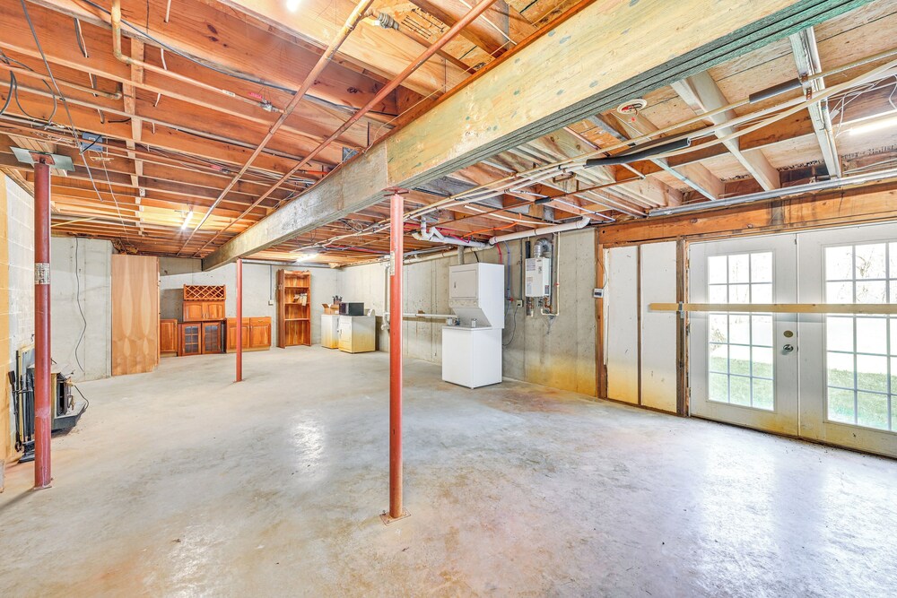 4 Mi to Dtwn: Spacious Family Cabin in Jonesville!