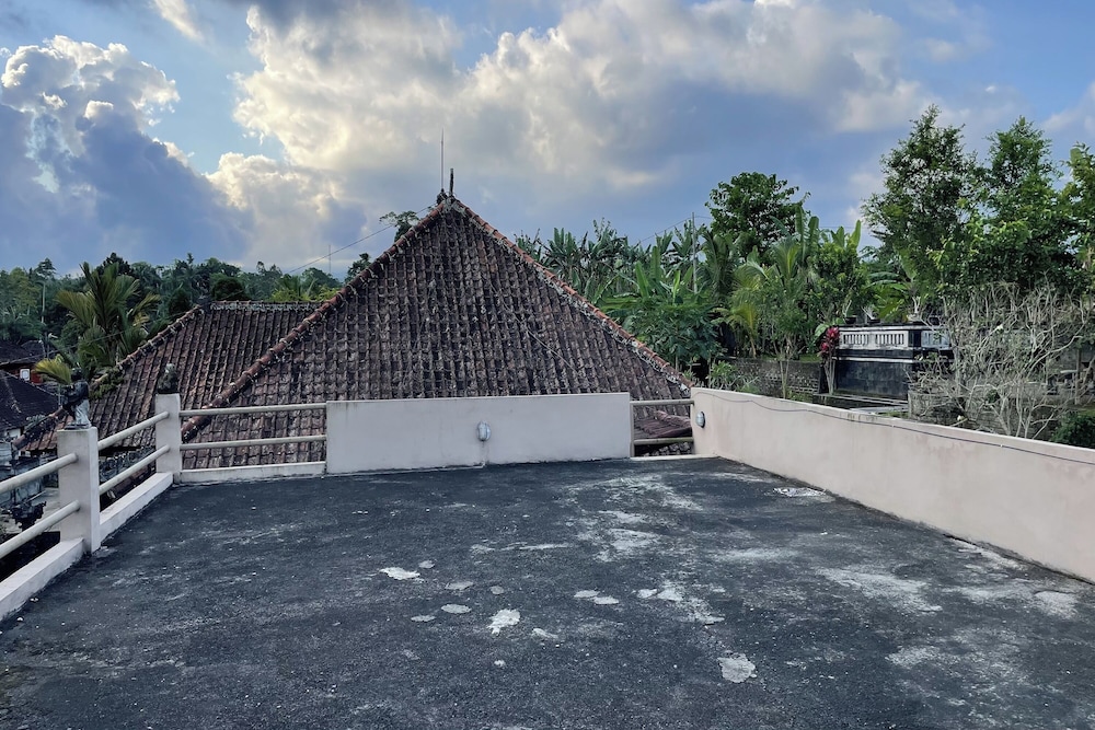 Mongan Homestay Beside The Belulang Hot Spring