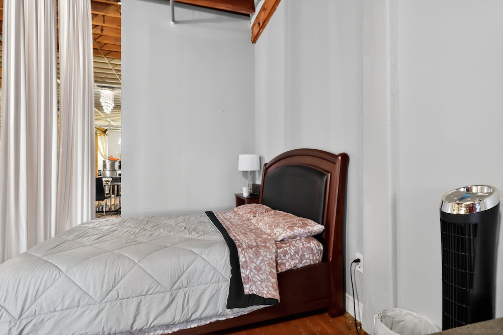 Huge 'man Cave' 2 Mins From Downtown Detroit 1 Bedroom Apts