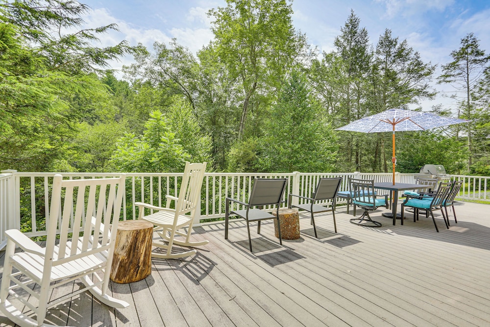 13 Mi to Ski Big Bear: Updated Getaway w/ Deck