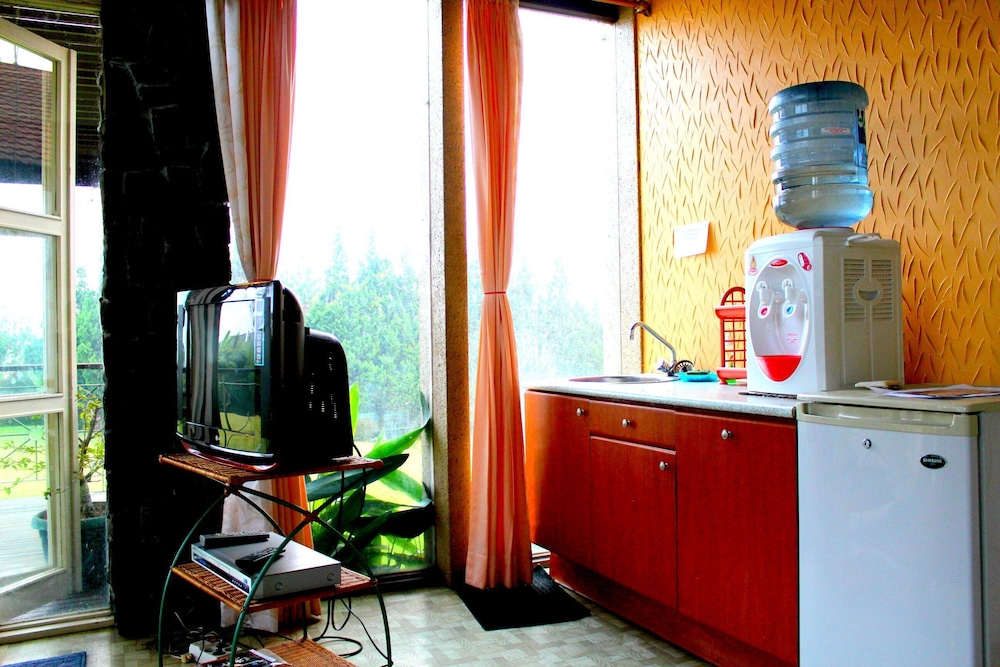 De Villa Istana Bunga by HouseinBandung