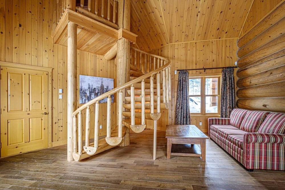 Executive Plus 89 - Luxurious log Home With Private hot tub Pool Sauna and Close to Activities