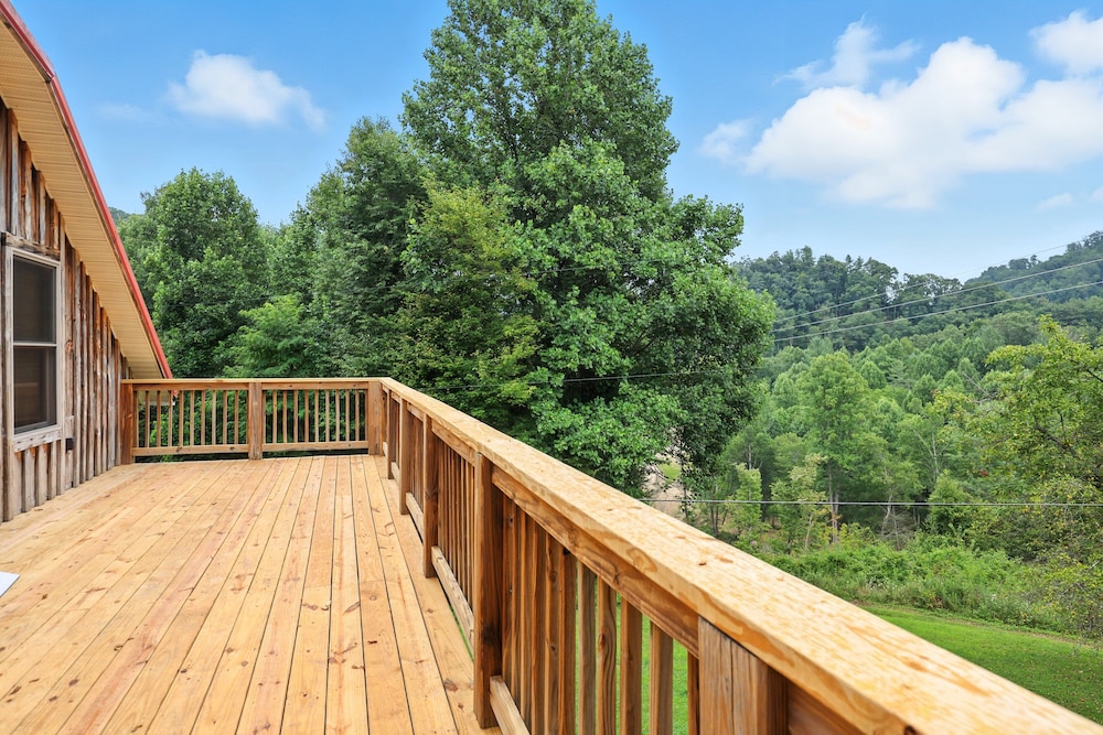 Secluded Mountain Retreat With Stunning Views 4 Bedroom Home