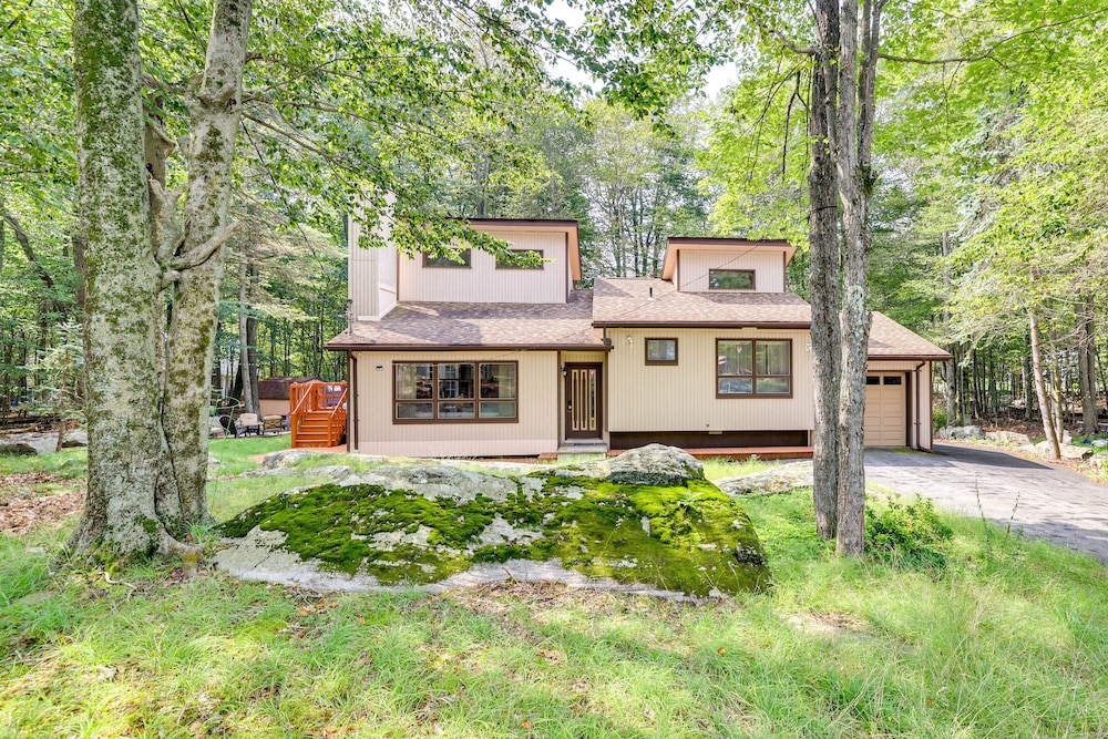 Tobyhanna Retreat w/ Deck, Pool + Lake Access!