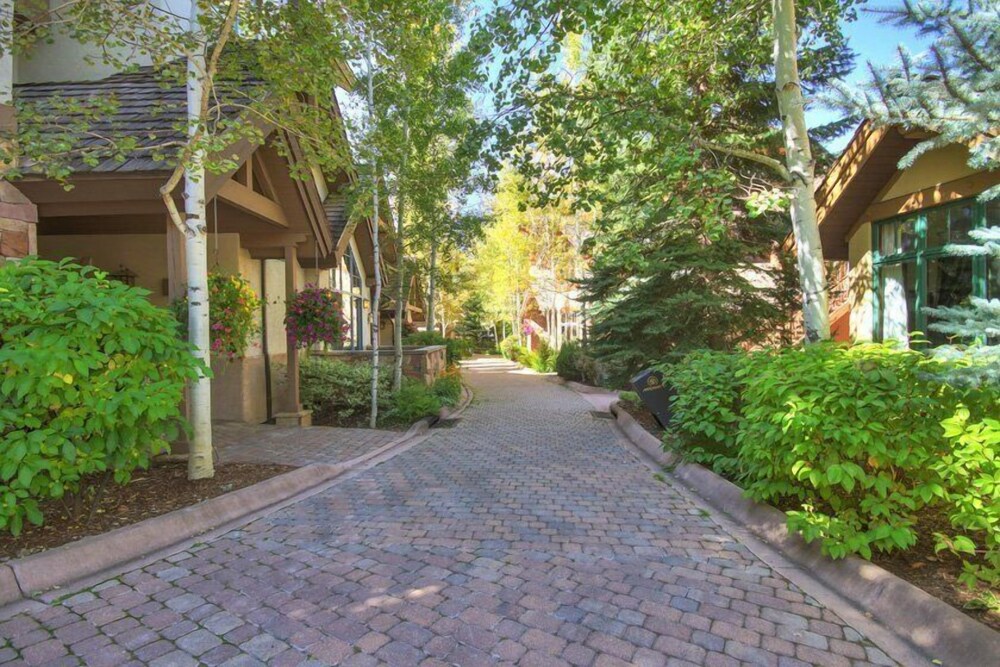 Cozy & Central Arrowhead Ge Townhome 2 Bedroom Condo by RedAwning view 4