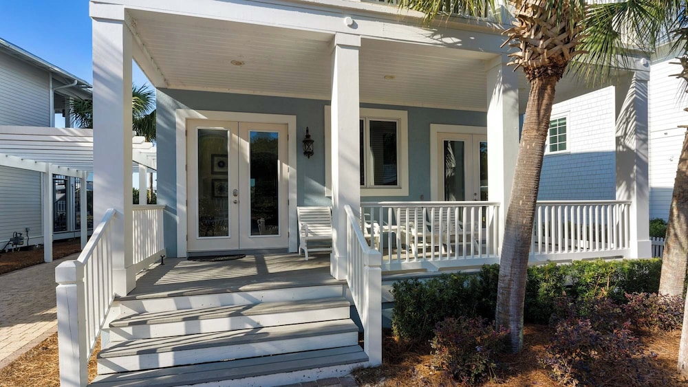 Lakefront Haven in Carillon Beach