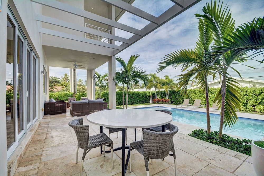 Luxurious Beach Retreat w/ Heated Pool&basketball