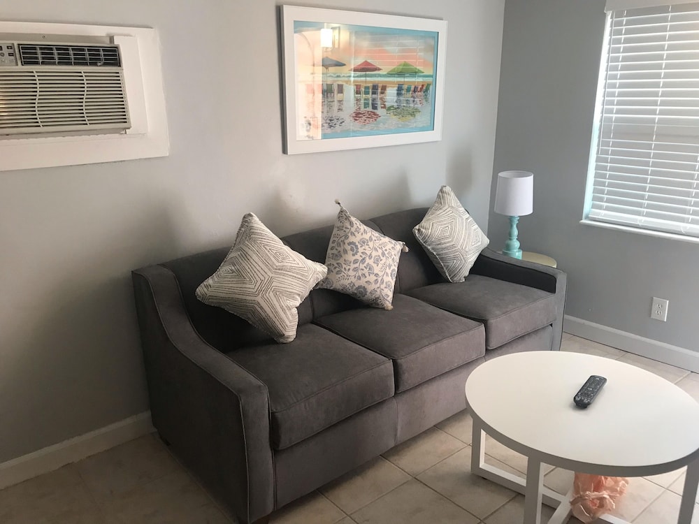 Beachcomber Beach House - Weekly Rental Just Steps To White Sand Beach! 2 Bedroom Home by Redawning - Image 2