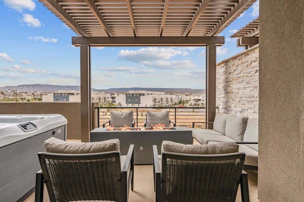 Adventure Central At Desert Color 6 Bedroom Townhouse