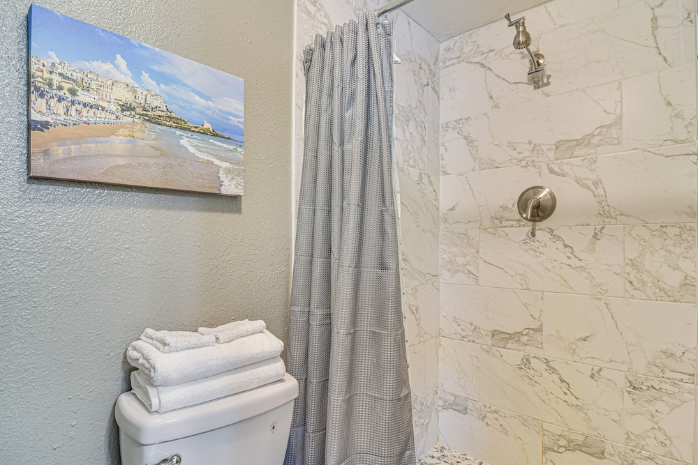 6 Mi to Busch Gardens: Family & Pet Friendly Home