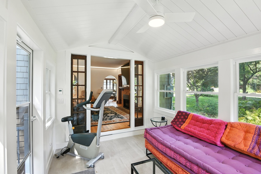Charming Manville Heights Cottage Retreat 3 Bedroom Home
