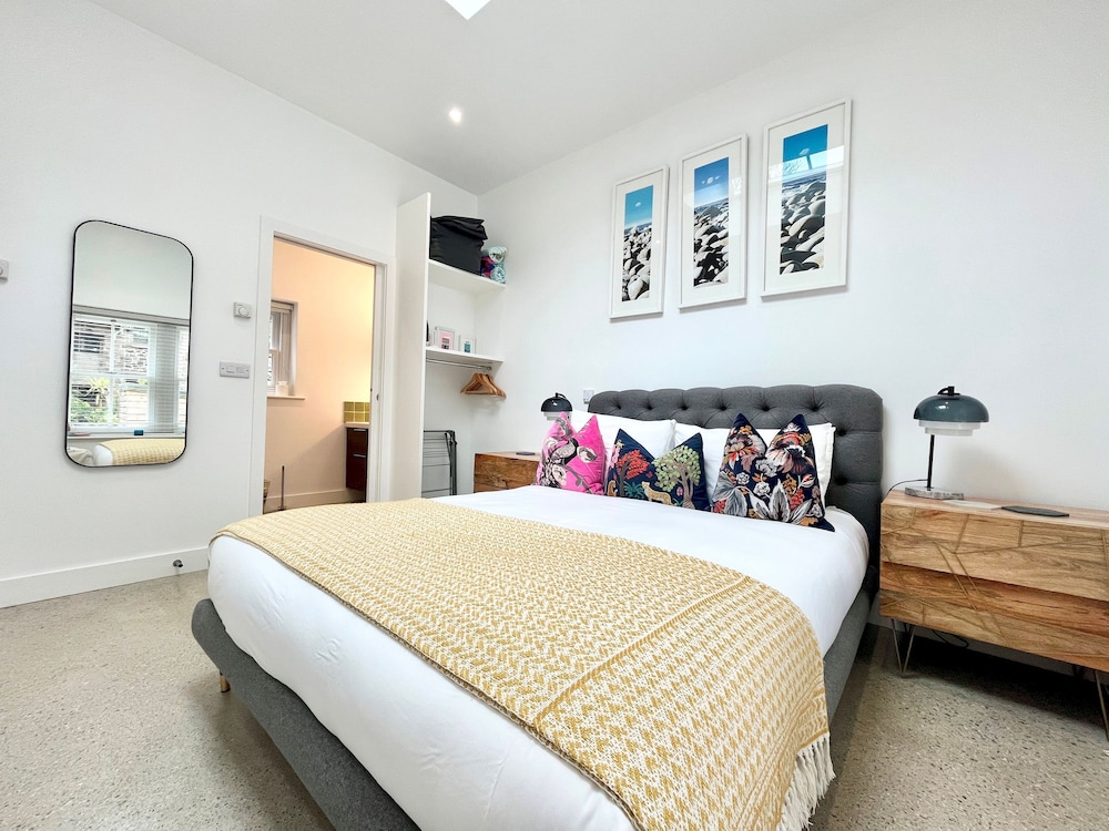 The Vicarage Newlyn 1 Bed River View Parking view 2