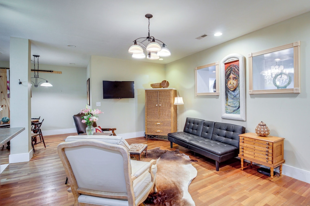 Community Courtyard & Fireplace: Cowan Apt!