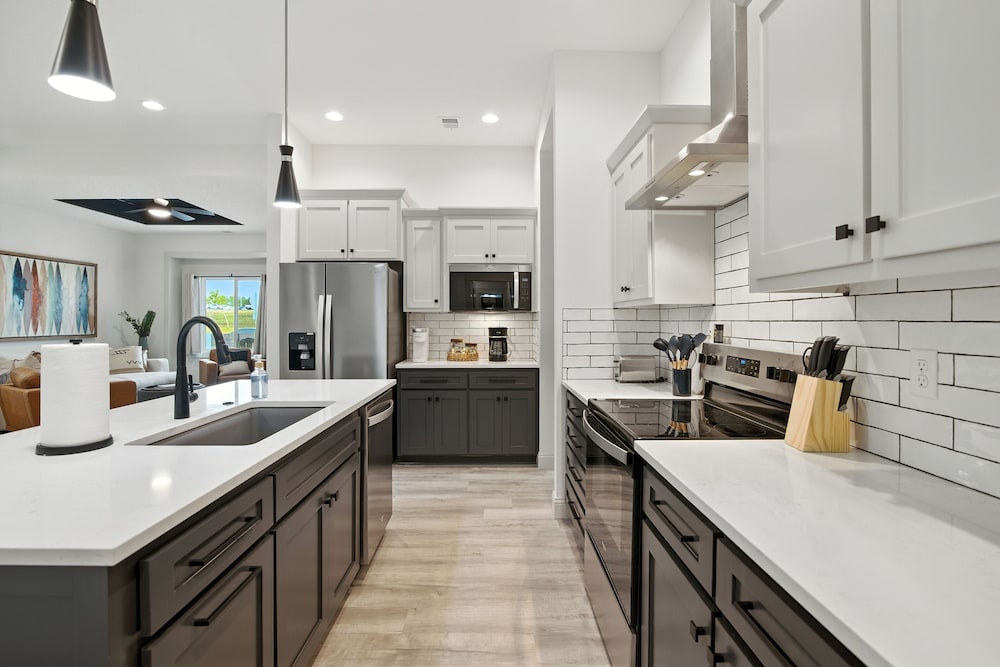 Brand New Cool Comfy Lawrence Retreat 3 Bedroom Duplex