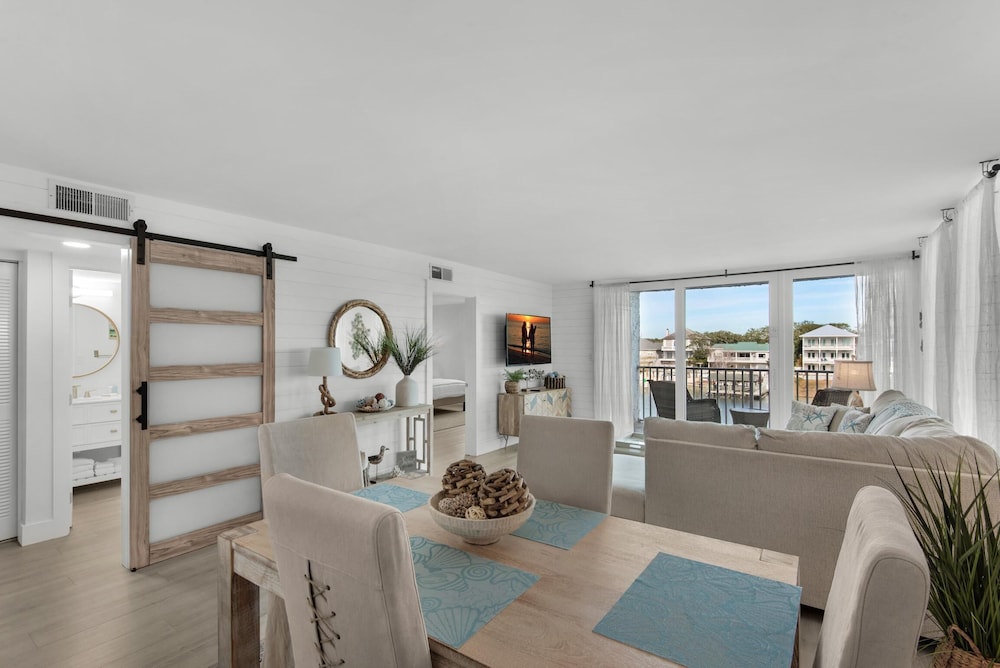 Dolphin Point #401c